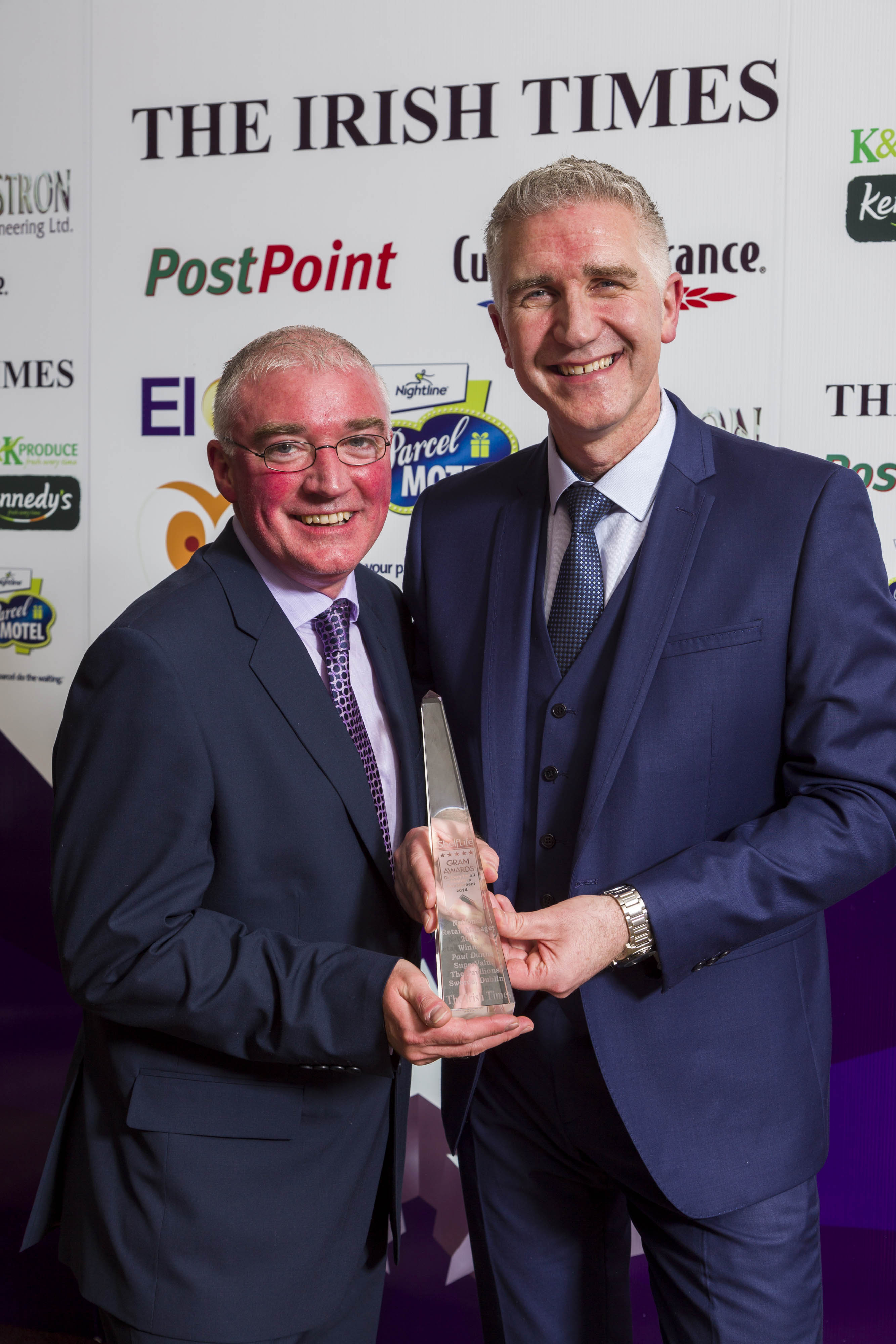 Fran Walsh, circulation and audience director, The Irish Times, presents the National Retail Manager 2014 Award to Paul Dunne of Superquinn, the Pavilions Shopping Centre, Swords, Co. Dublin