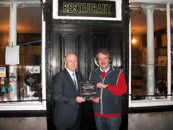 From left: BIM’s Business Development and Innovation Manger Donal Buckley presents Sean Kearney of O’Callaghan Walshe with the 2011 Best Customer Service Award.