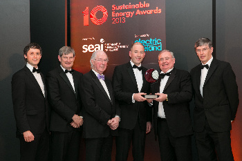 Diageo’s Industry Award-winners collect their Award (from left): Diageo’s Sustainability Engineer Simon Shannon, ESB Chief Executive Pat O’Doherty, SEAI Chairman Brendan Halligan, Diageo’s Engineering Manager Tom Horan, the Minister for Communications, Energy and Natuarl Resources Pat Rabbitte TD and Diageo’s Contracts Manager Tony O’Sullivan.