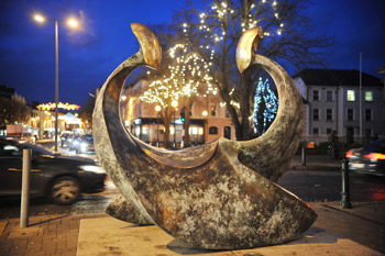 The ‘Rhyme and Rhythm’ sculpture on Earl Street by Sandra Bell (Source: Create Louth) is where President Clinton stood during his visit in 2000 and can be interpreted as representing dialogue between the north and south