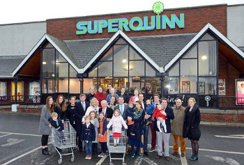 Feargal Quinn and his family take one last photo under the Superquinn sign in Sutton, Co. Dublin