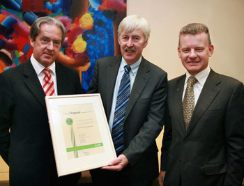 Minister Trevor Sargent and Bord Bia CEO Aidan Cotter presenting a highly commended award for Best Organic Export Product to Flahavans for its Organic Jumbo Oats