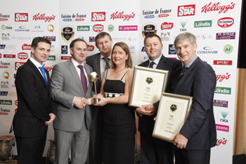 Gavin O’Leary, Irish Daily Star and Alan Gilson, Cuisine de France, presents the Gold Award for Stores less than 2,000 sq ft to winners Eddie and Annette Tobin of Gala/Topaz, Port Road, Letterkenny, Co Donegal. Also pictured are Malachy Hanberry and Willie O’Byrne of BWG, who represented Gold Award runners up; Spar, Spawell, Dublin 24, and Spar Ranelagh, Dublin 6