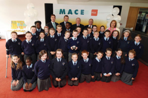 Pictured (L–R) Michael Rowland from the RSA, Colin Fee and Brian O’Toole from Mace, Minister Dermot Ahern and Class teacher Martina Rafferty with the 4th class students