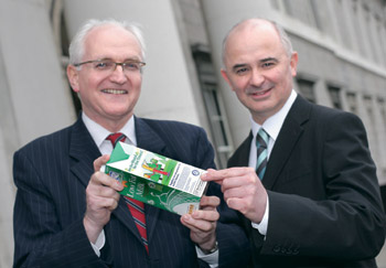 Mr John Gormley, T.D., Minister for the Environment and Richard Hands, environment manager Tetra Pak UK & Ireland at the announcement of the environmentally friendly tetra pak cartons