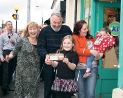 Pauline & Michael Hosey, Hosey’s XL, Carlow, with Shirley Kelly and her two daughters receiving her prize