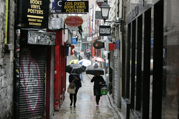 Bad weather hampered retail sales in April and caused consumers to delay making summer purchases