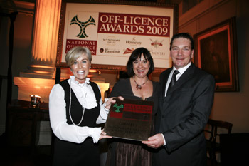 Gibney’s of Malahide, Off-Licence of the Year. Siobhan Gibney and Ann Moran with Jim McCabe