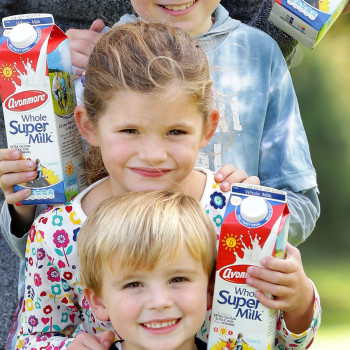 Kyle Moloney (aged 5) and Kate Cepeda (aged 6) at Glanbia Consumer Foods, at the launch of Avonmore’s new milk carton