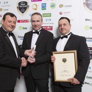 Peter Jackson of Aryzta Food Solutions presents The Gold National Award for Stores 4,000 to 8,000 sq ft to Tom Duggan and Daniel Kuczynko of Chawke’s Centra, in Castletroy, Co. Limerick