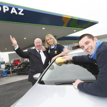 On hand to unveil the new Topaz service station at Northern Cross, Clonshaugh were Topaz ambassador and rugby star Alan Quinlan and Irish footballer and FIFA Puskas Award finalist Stephanie Roche alongside Paul Candon, group marketing director at Topaz