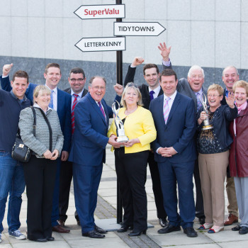 Anne McGowan, Chairperson Letterkenny Tidy Towns with Martin Kelleher, Managing Director, SuperValu and Alan Kelly, T.D. and members of the Tidy Tows Committee