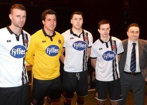 Pictured unveiling the new home strip at an event to announce the deal, which is now entering its fifth year, are Dundalk players Ciaran Kilduff, Gabriel Sava, Brian Gartland and Robbie Benson with Fyffes MD Gerry Cunningham