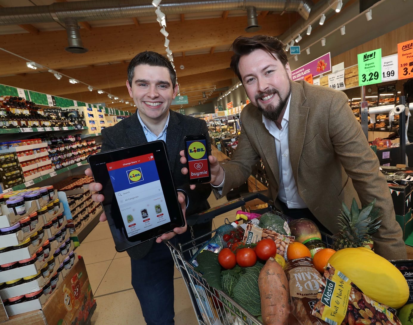 Alan Stewart, head of eCommerce at Lidl marks the new launch with Devan Hughes, CEO & co-founder of Buymie
