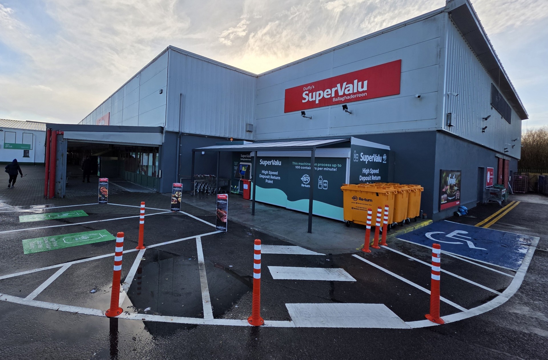 Duffy’s SuperValu Ballaghaderreen has launched a high-capacity bulk RVM, making large-volume container recycling easier for locals.